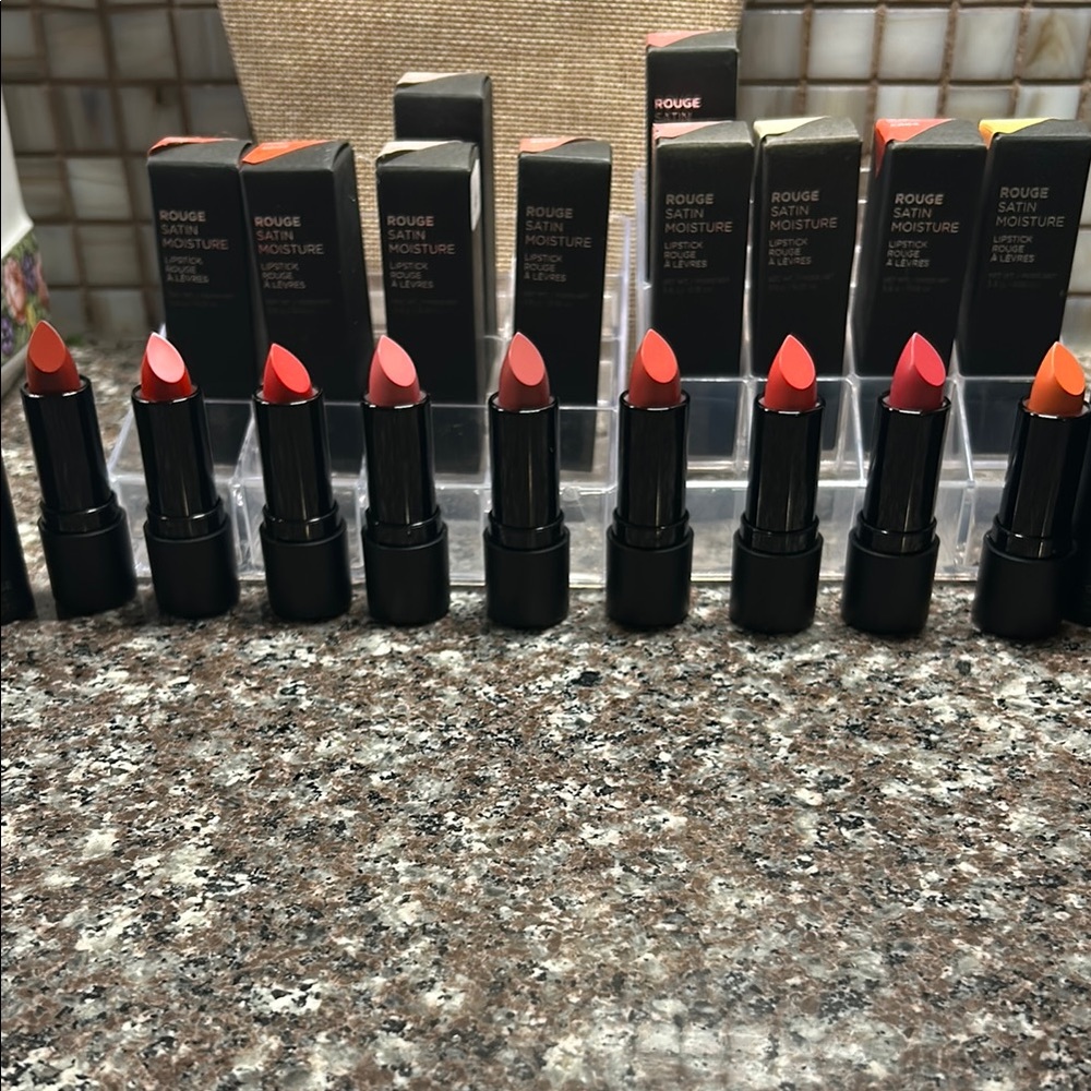 Avon FMG ROUGE SATIN LIPSTICK